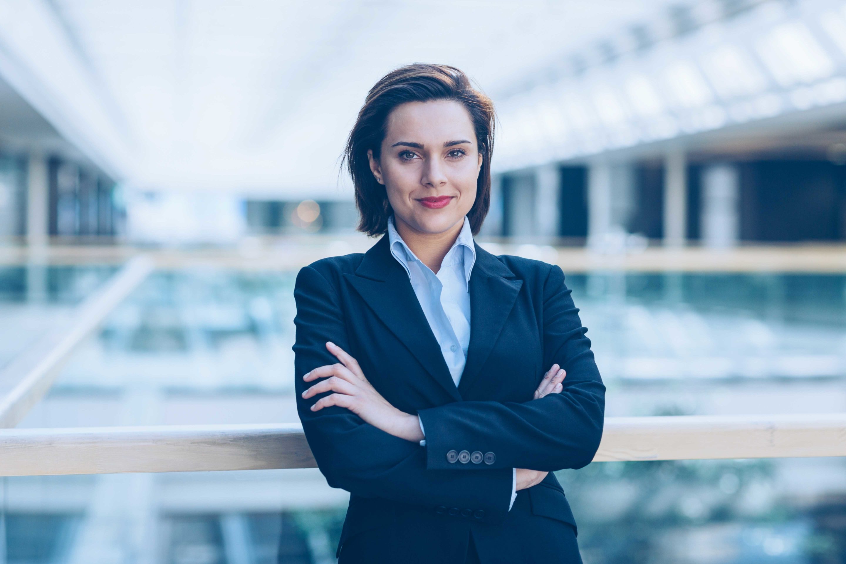 une femme d'affaires qui sourit à la caméra