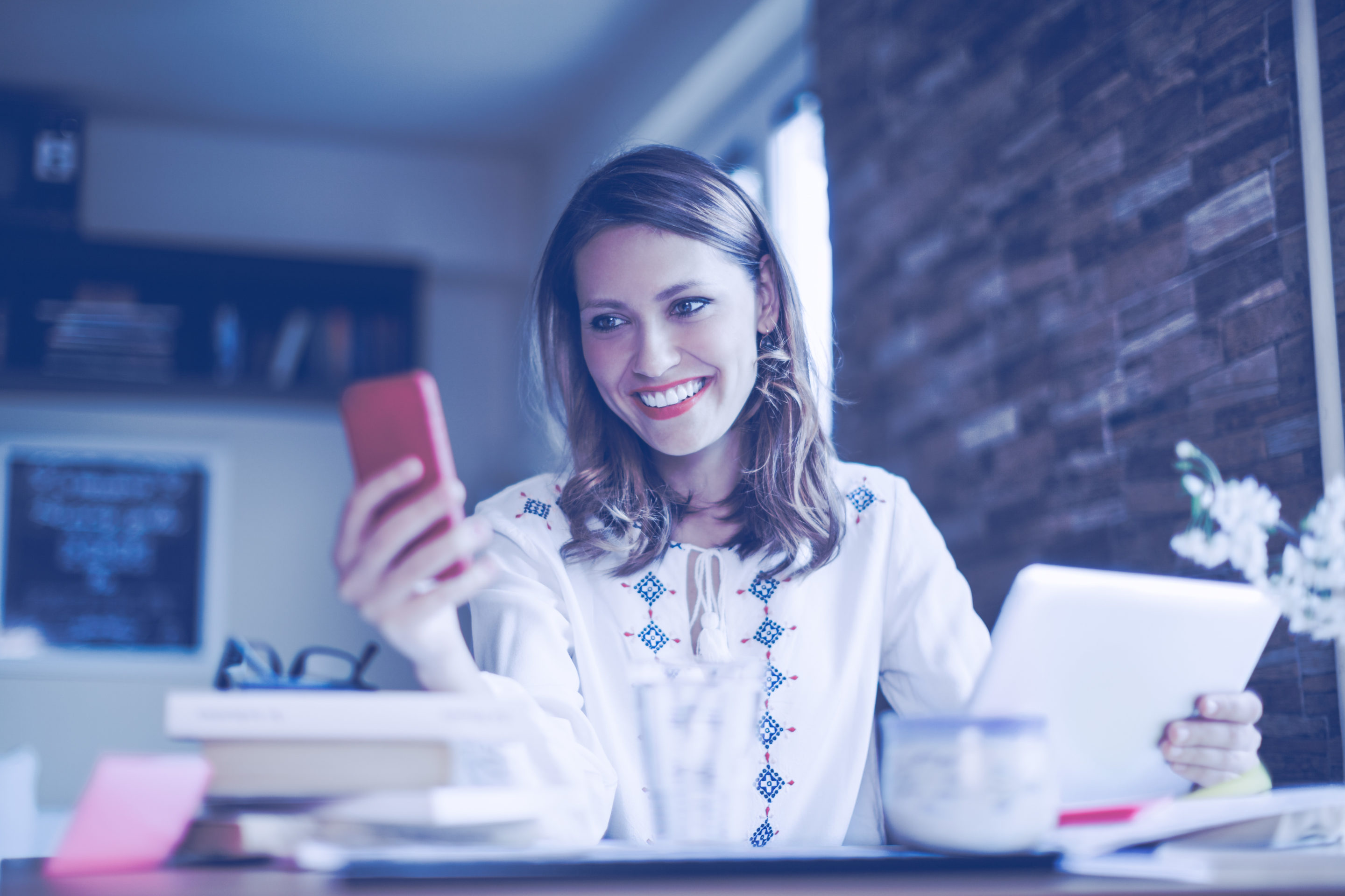 une femme d'affaires comparant un téléphone et une tablette